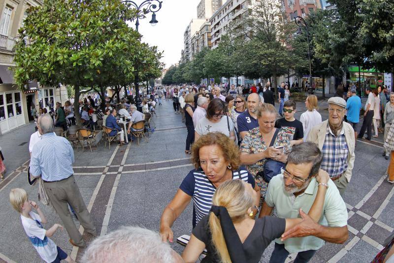 Más de 7.000 personas pasan por la capilla ardiente del Teatro Jovellanos para despedir al actor gijonés Arturo Fernández. 