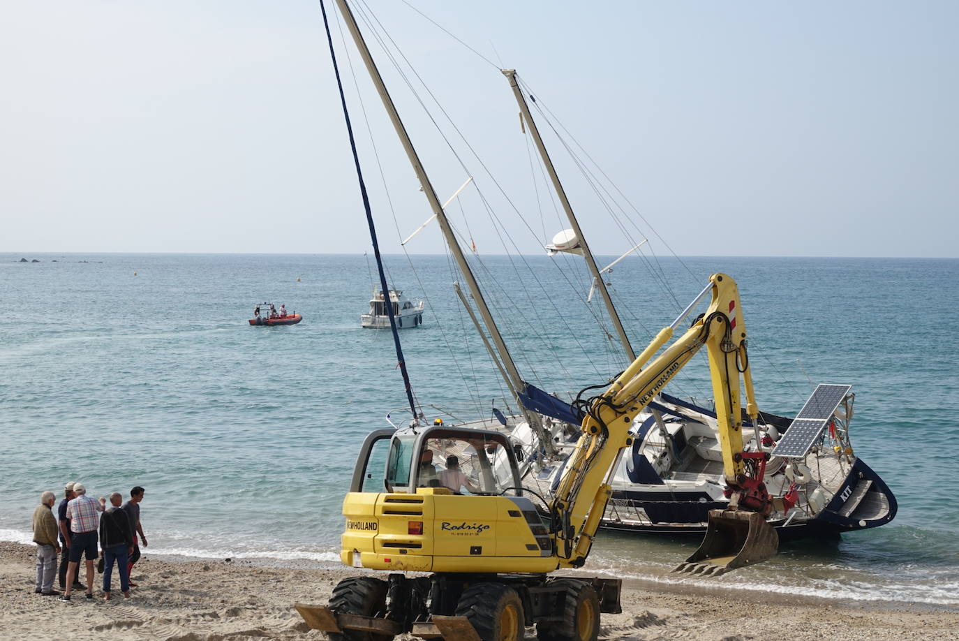 Fotos: Gran expectación en Ribadesella por velero varado