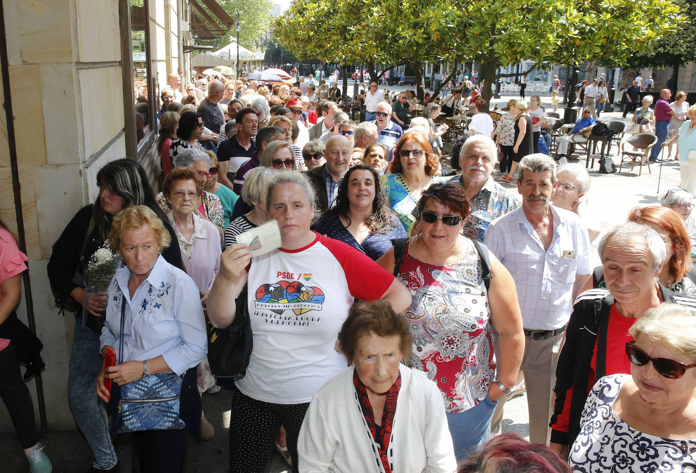 Más de 7.000 personas pasan por la capilla ardiente del Teatro Jovellanos para despedir al actor gijonés Arturo Fernández. 