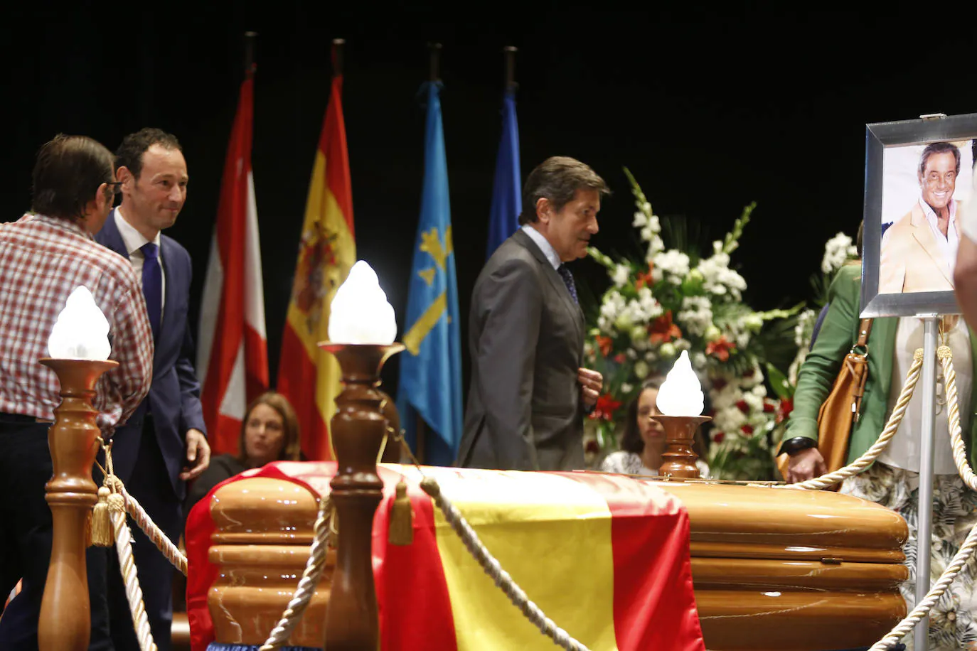 Decenas de personas despiden al actor y empresario teatral Arturo Fernández en la capilla ardiente abierta en el Teatro Jovellanos de Gijón.