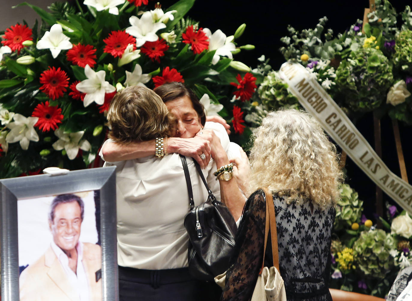 Decenas de personas despiden al actor y empresario teatral Arturo Fernández en la capilla ardiente abierta en el Teatro Jovellanos de Gijón.