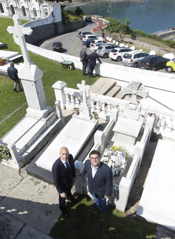 Tras ser recibido en el Ayuntamiento, con Gonzalo Azcárate y el alcalde valdesano Óscar Pérez como 'cicerones', el máximo mandatario del fútbol nacional acudió al cementerio luarqués para realizar una ofrenda floral a la tumba de Severo Ochoa y visitó el conservatorio antes de acudir al campo de La Veigona