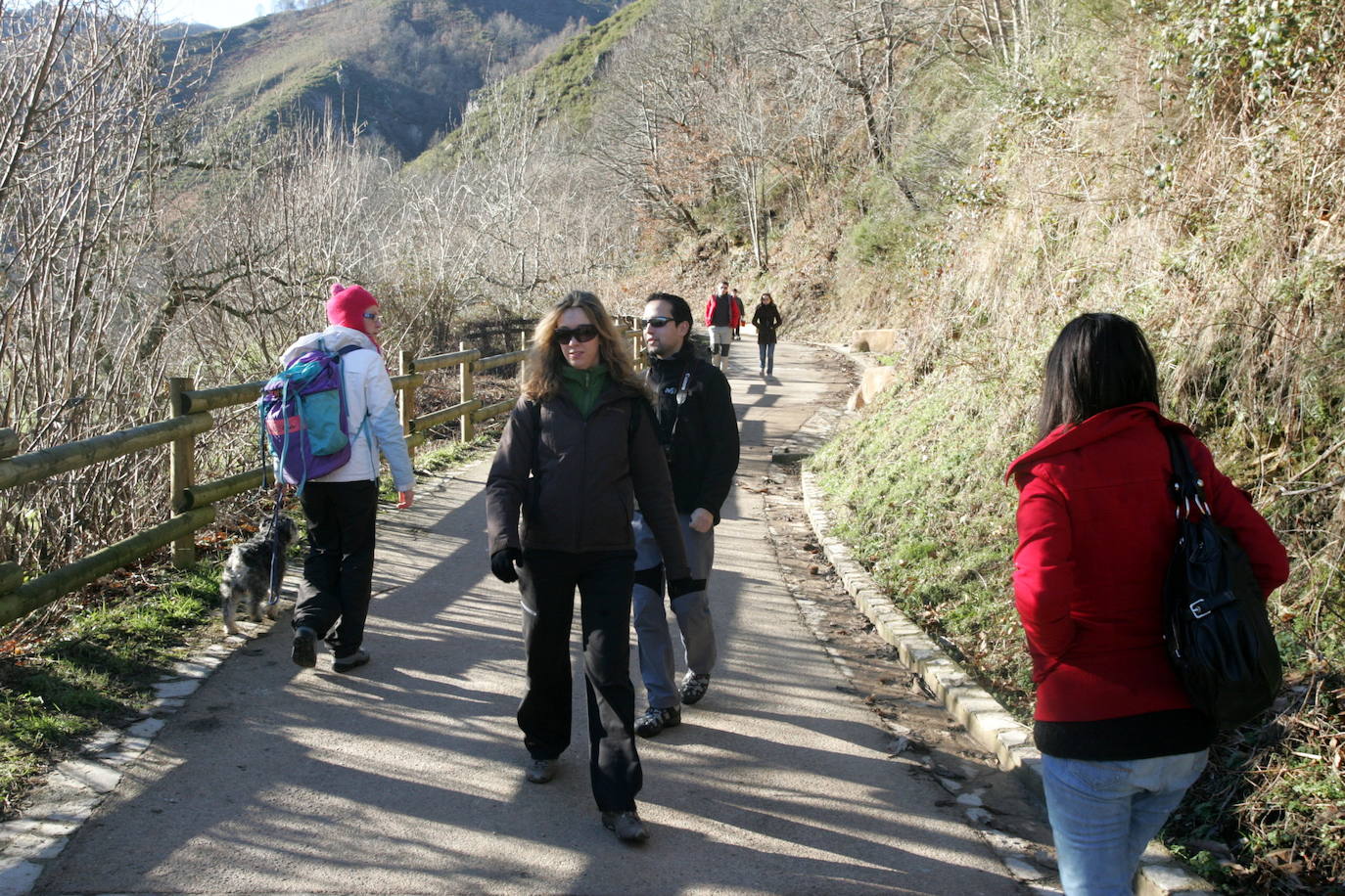 La Ruta del Alba es una de las más conocidas de Asturias. Declarada Monumento Natural, esta pista, principalmente ganadera, se encuentra en el fondo de un valle y discurre junto al río Alba o Llaímo. La ruta de 6,2 kilómetros, comienza en la localidad de Soto de Agues y está catalogada con un grado de dificultad baja, por lo que resulta ideal para ir con niños.