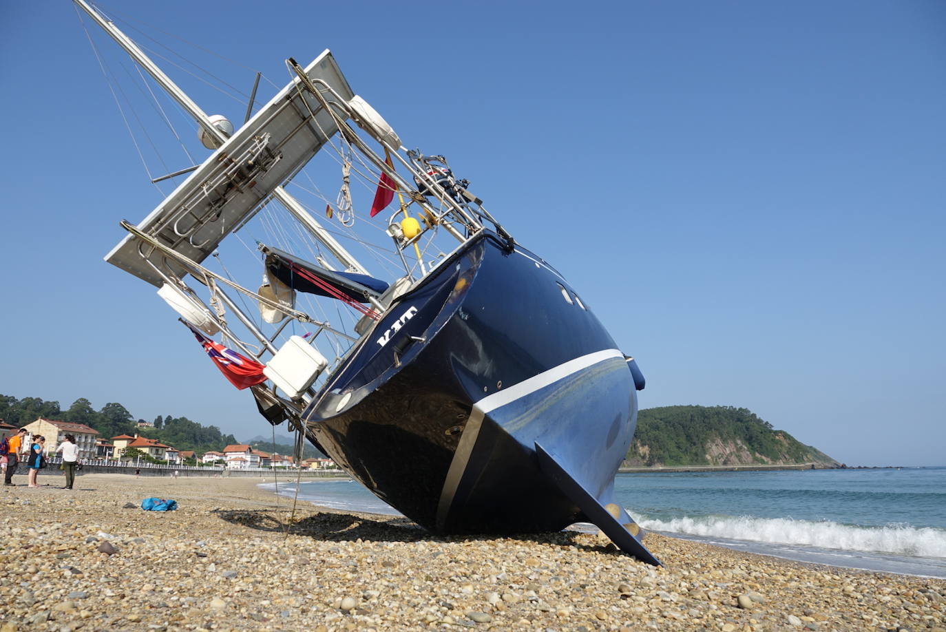 Fotos: Encalla un velero en Ribadesella