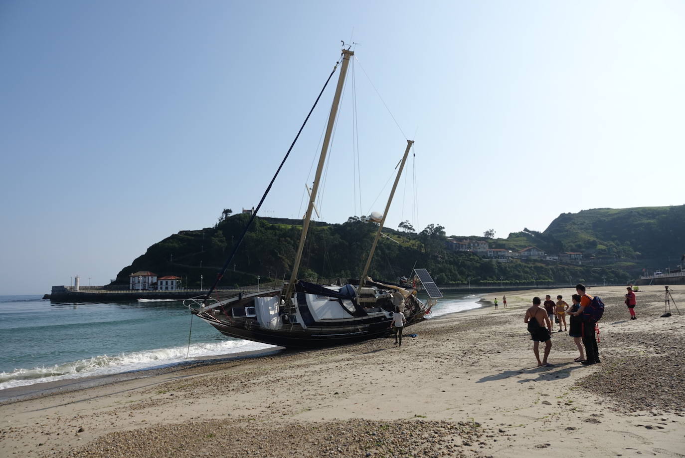 Fotos: Encalla un velero en Ribadesella
