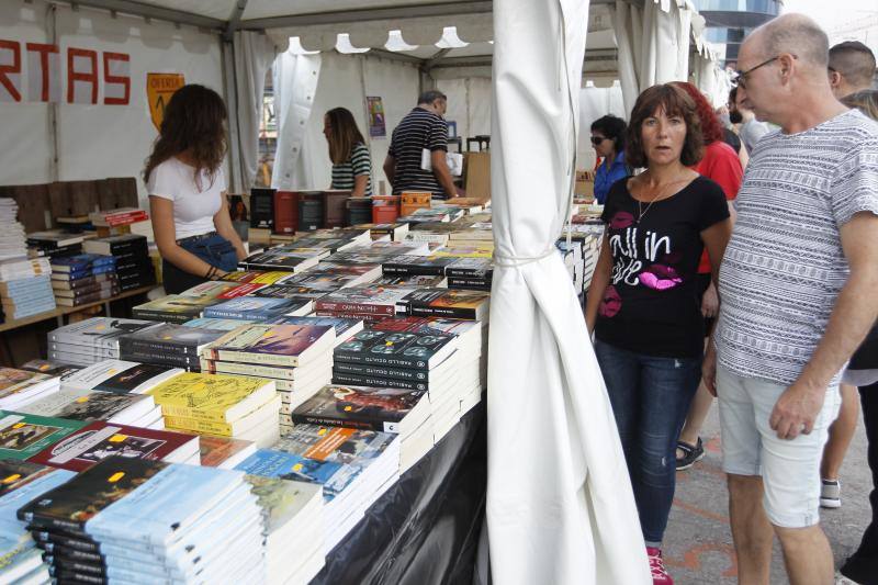 La llegada del tren negro dio inicio a la XXXII edición de la Semana Negra de Gijón, que a lo largo de nueve días contará con la participación de más de 150 autores de diversos géneros literarios y de distintos países europeos y latinoamericanos.