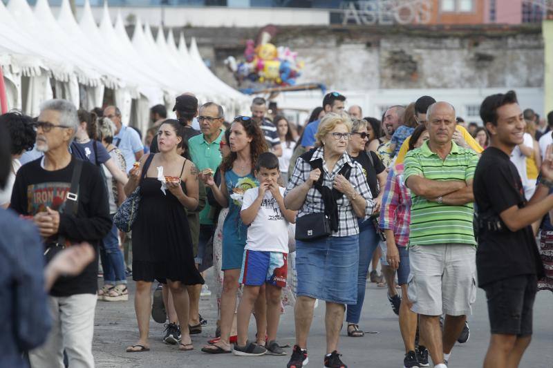 La llegada del tren negro dio inicio a la XXXII edición de la Semana Negra de Gijón, que a lo largo de nueve días contará con la participación de más de 150 autores de diversos géneros literarios y de distintos países europeos y latinoamericanos.