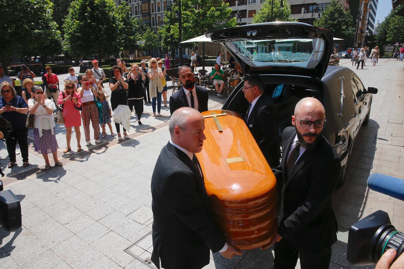 Más de 7.000 personas pasan por la capilla ardiente del Teatro Jovellanos para despedir al actor gijonés Arturo Fernández. 