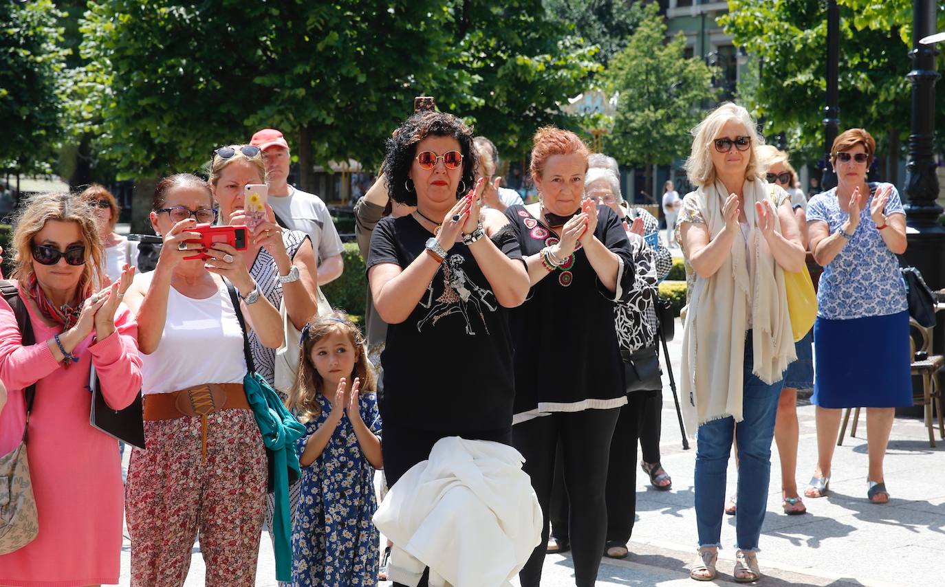 Más de 7.000 personas pasan por la capilla ardiente del Teatro Jovellanos para despedir al actor gijonés Arturo Fernández. 