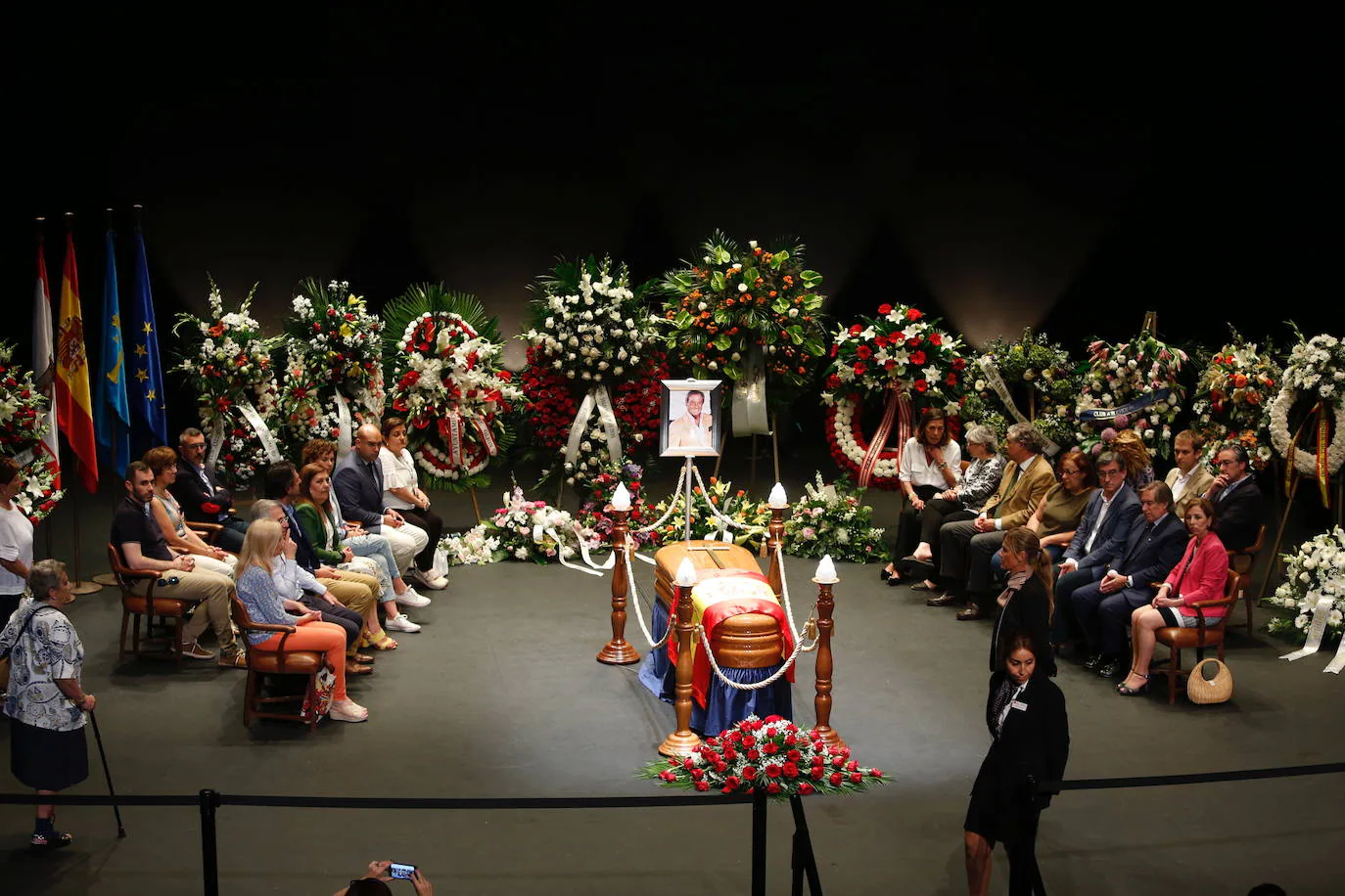 Decenas de personas despiden al actor y empresario teatral Arturo Fernández en la capilla ardiente abierta en el Teatro Jovellanos de Gijón.