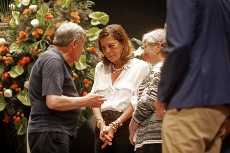 Decenas de personas despiden al actor y empresario teatral Arturo Fernández en la capilla ardiente abierta en el Teatro Jovellanos de Gijón.