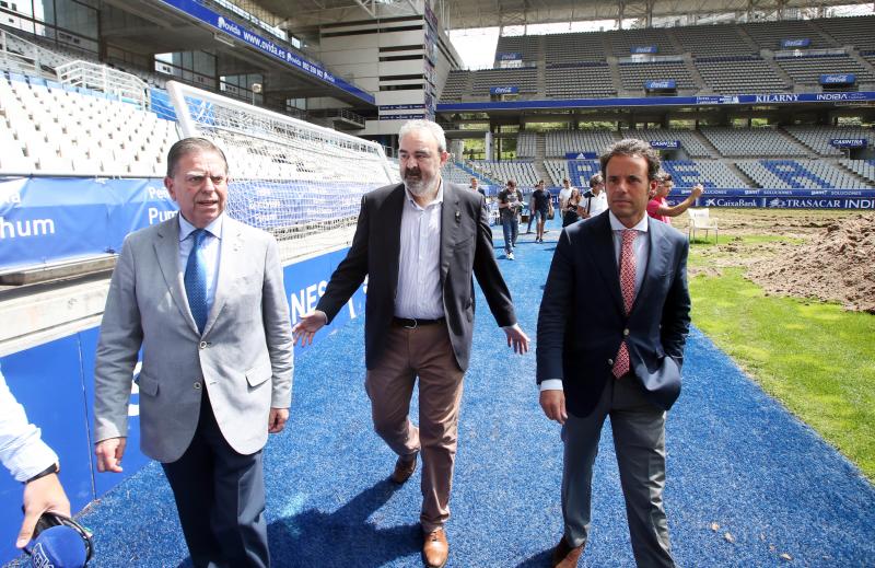 El alcalde de Oviedo, Alfredo Canteli, y el teniente alcalde, Nacho Cuesta, han visitado las obras de mejora del césped del Carlos Tartiere.