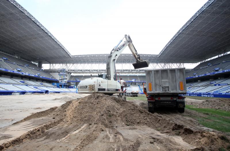 El alcalde de Oviedo, Alfredo Canteli, y el teniente alcalde, Nacho Cuesta, han visitado las obras de mejora del césped del Carlos Tartiere.