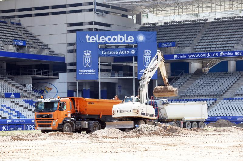El alcalde de Oviedo, Alfredo Canteli, y el teniente alcalde, Nacho Cuesta, han visitado las obras de mejora del césped del Carlos Tartiere.