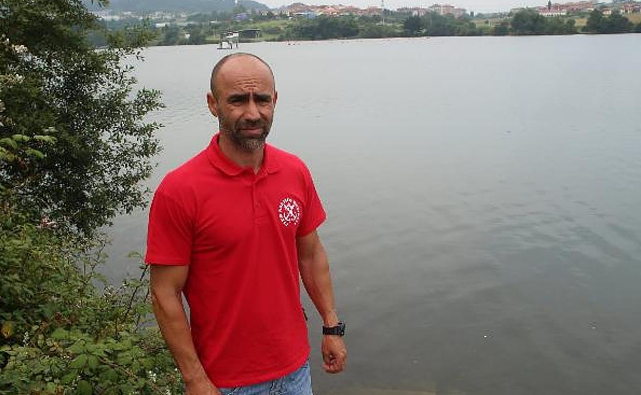 Ramón González en la zona por la que cayeron las niñas al agua del pantano. 