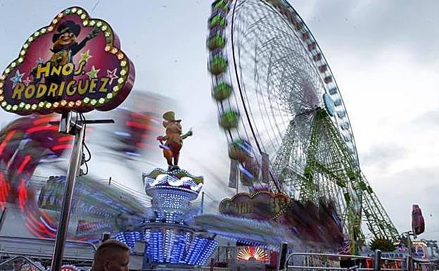 Las atracciones, ya en marcha, en el primer día de Semana Negra en Gijón