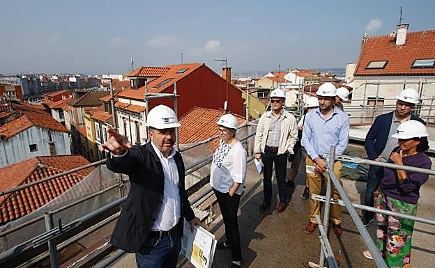 Visita de la alcaldesa y miembros del equipo de gobierno a Tabacalera.
