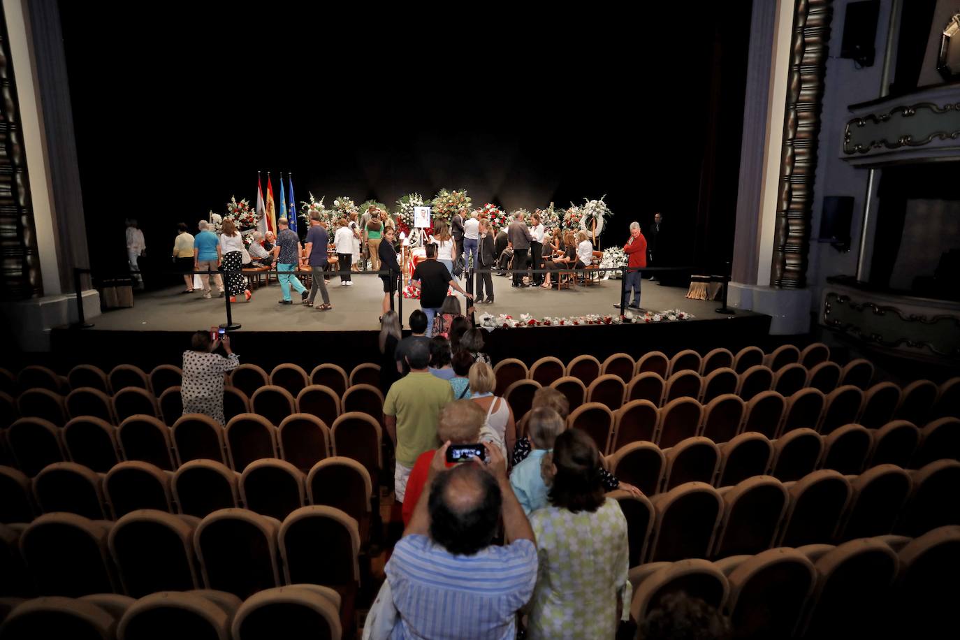 Último adiós al actor y empresario teatral en el Jovellanos