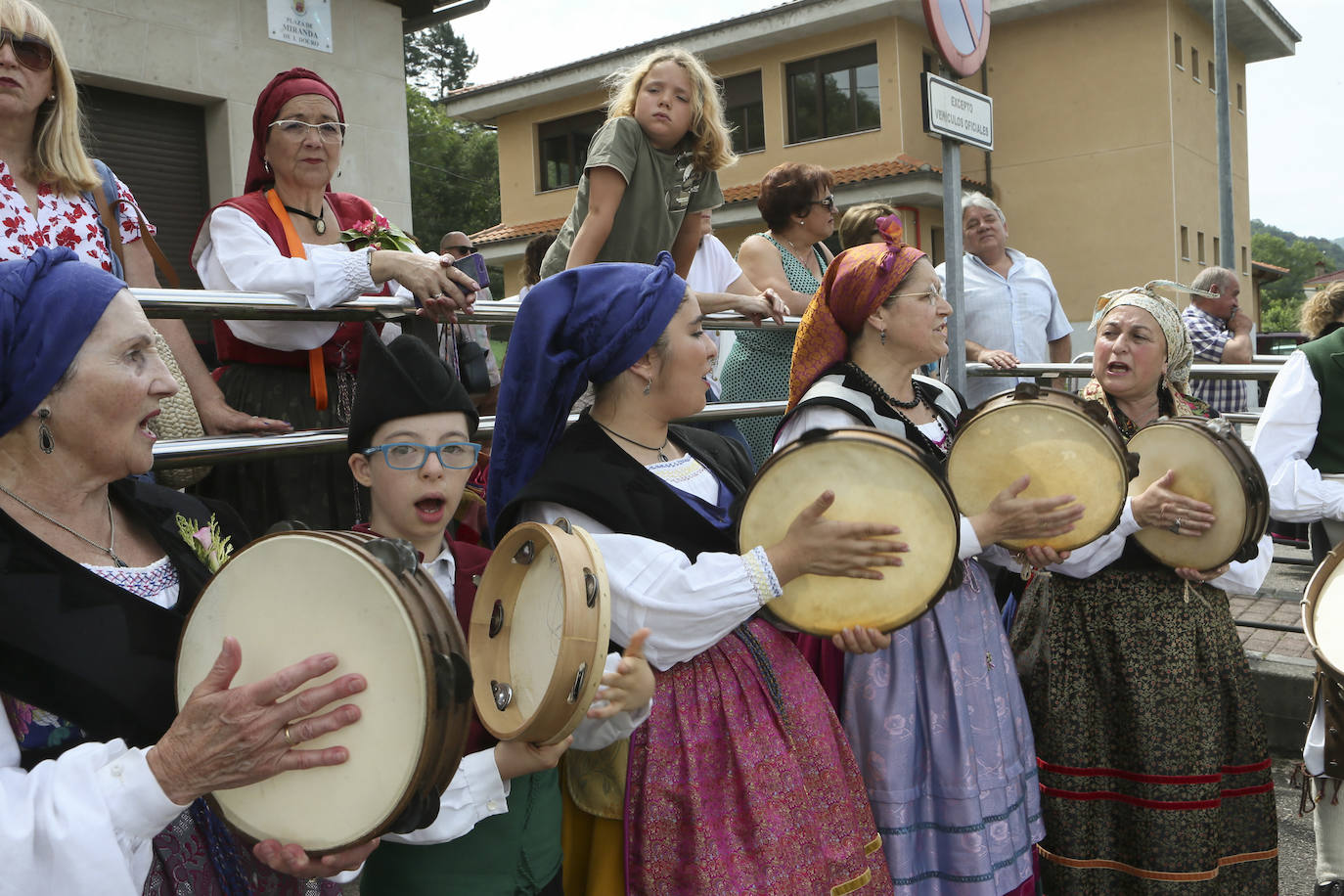 Martinporra acoge la XXIII Fiesta de la Oficialidá de la Llingua Asturiana, una fiesta con la que cada año Bimenes celebra la declaración de oficialidad del asturiano