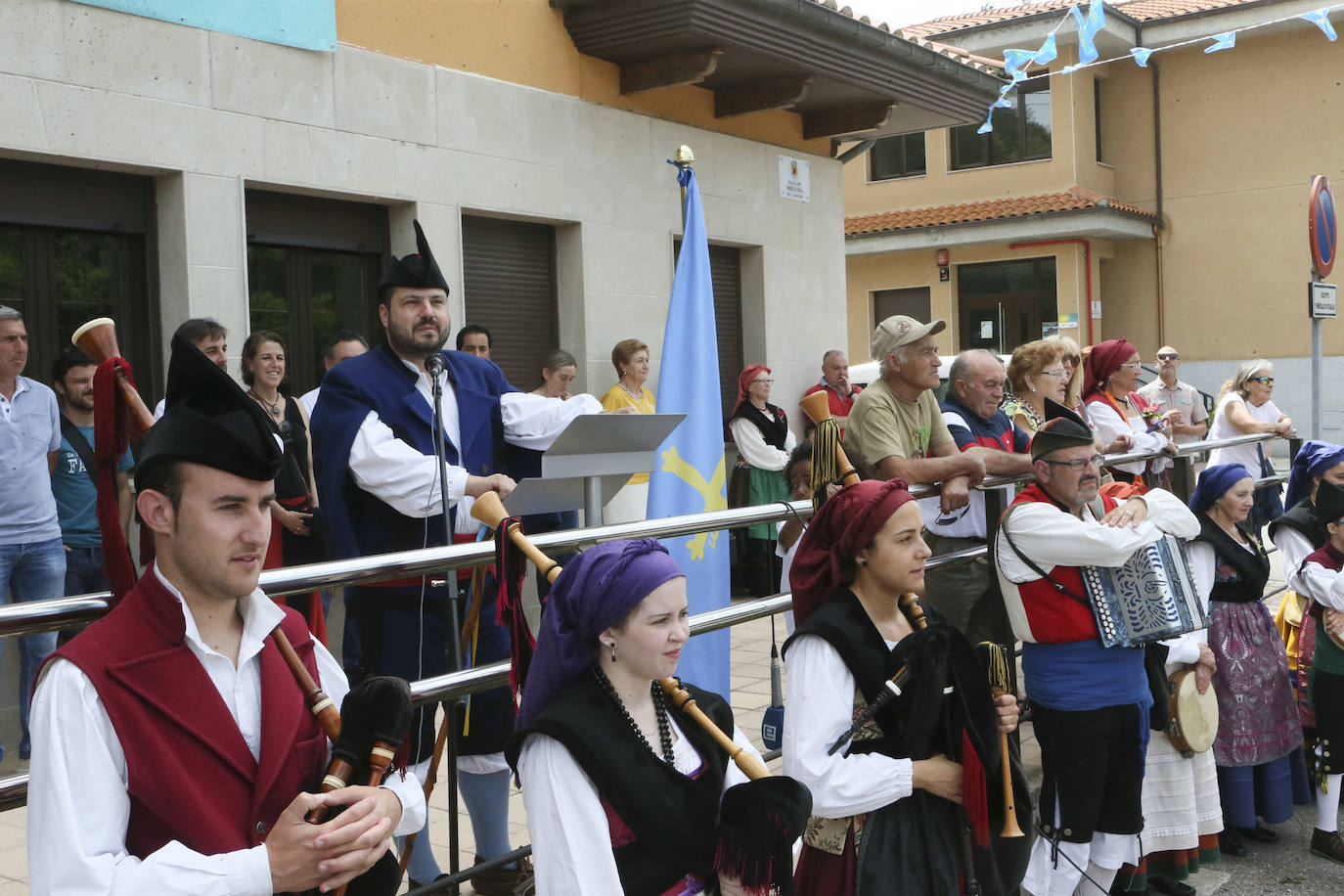 Martinporra acoge la XXIII Fiesta de la Oficialidá de la Llingua Asturiana, una fiesta con la que cada año Bimenes celebra la declaración de oficialidad del asturiano