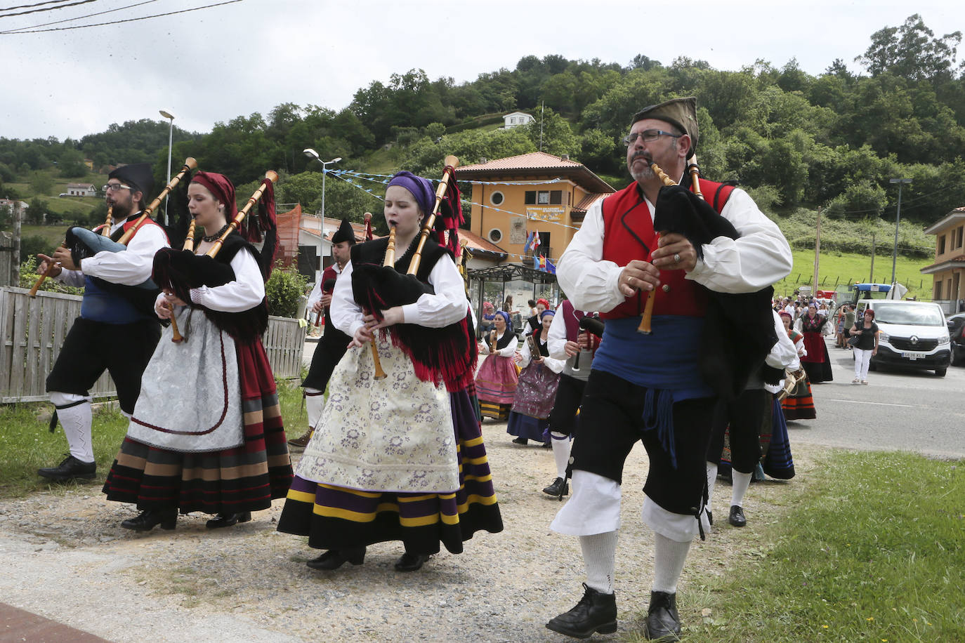 Martinporra acoge la XXIII Fiesta de la Oficialidá de la Llingua Asturiana, una fiesta con la que cada año Bimenes celebra la declaración de oficialidad del asturiano