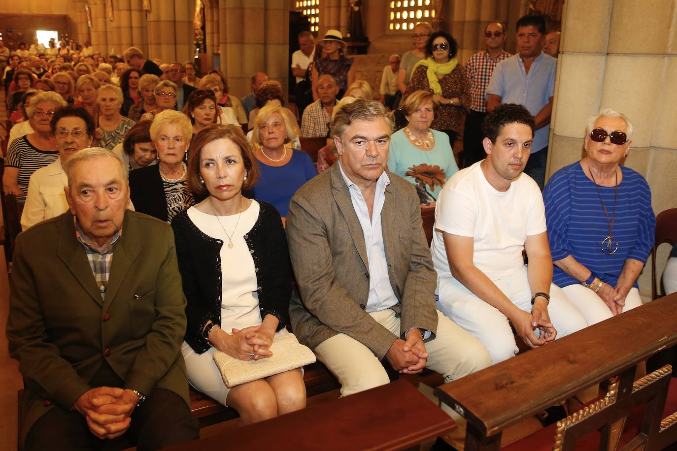 Numerosos representantes de la política y la cultura, así como centenares de amigos y seguidores del actor Arturo Fernández han arropado a su familia en el funeral que se oficia en la iglesia de San Pedro de Gijón, donde el féretro con los restos mortales del intérprete ha sido recibido entre aplausos.