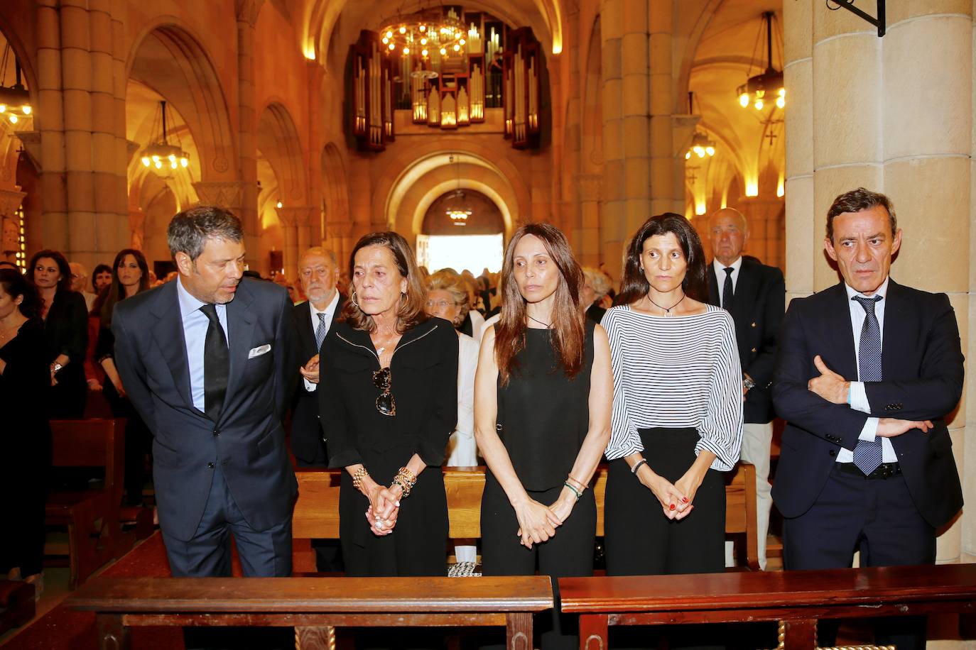 Numerosos representantes de la política y la cultura, así como centenares de amigos y seguidores del actor Arturo Fernández han arropado a su familia en el funeral que se oficia en la iglesia de San Pedro de Gijón, donde el féretro con los restos mortales del intérprete ha sido recibido entre aplausos.