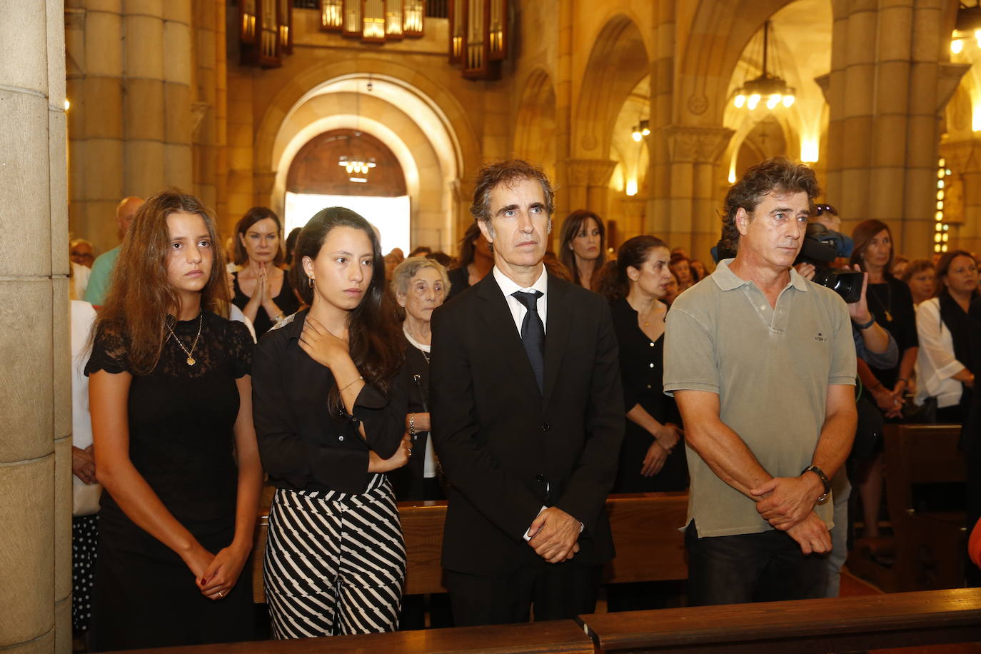 Numerosos representantes de la política y la cultura, así como centenares de amigos y seguidores del actor Arturo Fernández han arropado a su familia en el funeral que se oficia en la iglesia de San Pedro de Gijón, donde el féretro con los restos mortales del intérprete ha sido recibido entre aplausos.