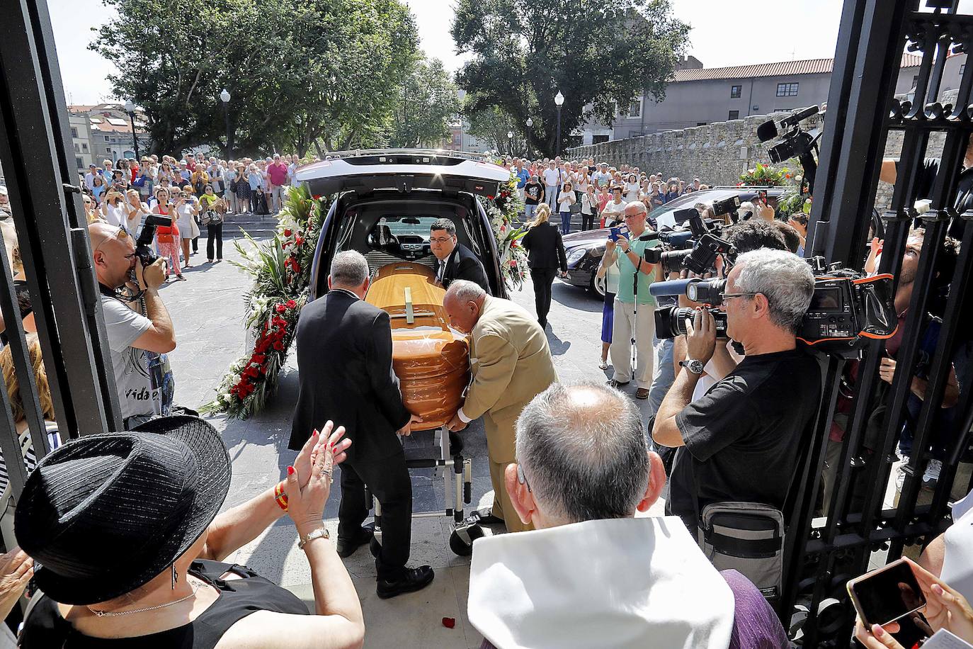 Numerosos representantes de la política y la cultura, así como centenares de amigos y seguidores del actor Arturo Fernández han arropado a su familia en el funeral que se oficia en la iglesia de San Pedro de Gijón, donde el féretro con los restos mortales del intérprete ha sido recibido entre aplausos.