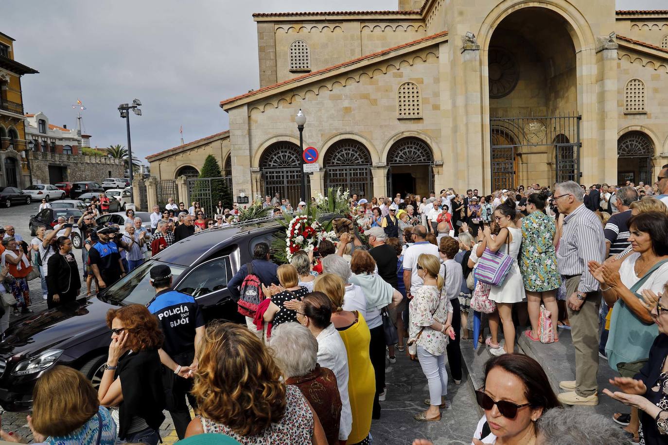 Numerosos representantes de la política y la cultura, así como centenares de amigos y seguidores del actor Arturo Fernández han arropado a su familia en el funeral que se oficia en la iglesia de San Pedro de Gijón, donde el féretro con los restos mortales del intérprete ha sido recibido entre aplausos.