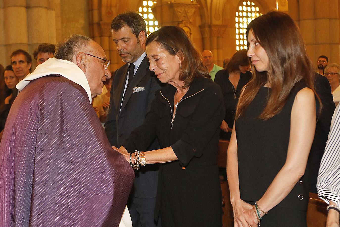 Numerosos representantes de la política y la cultura, así como centenares de amigos y seguidores del actor Arturo Fernández han arropado a su familia en el funeral que se oficia en la iglesia de San Pedro de Gijón, donde el féretro con los restos mortales del intérprete ha sido recibido entre aplausos.