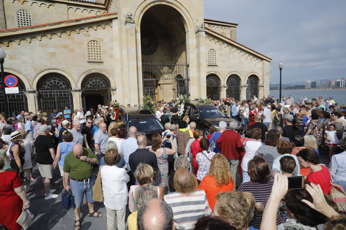 Numerosos representantes de la política y la cultura, así como centenares de amigos y seguidores del actor Arturo Fernández han arropado a su familia en el funeral que se oficia en la iglesia de San Pedro de Gijón, donde el féretro con los restos mortales del intérprete ha sido recibido entre aplausos.