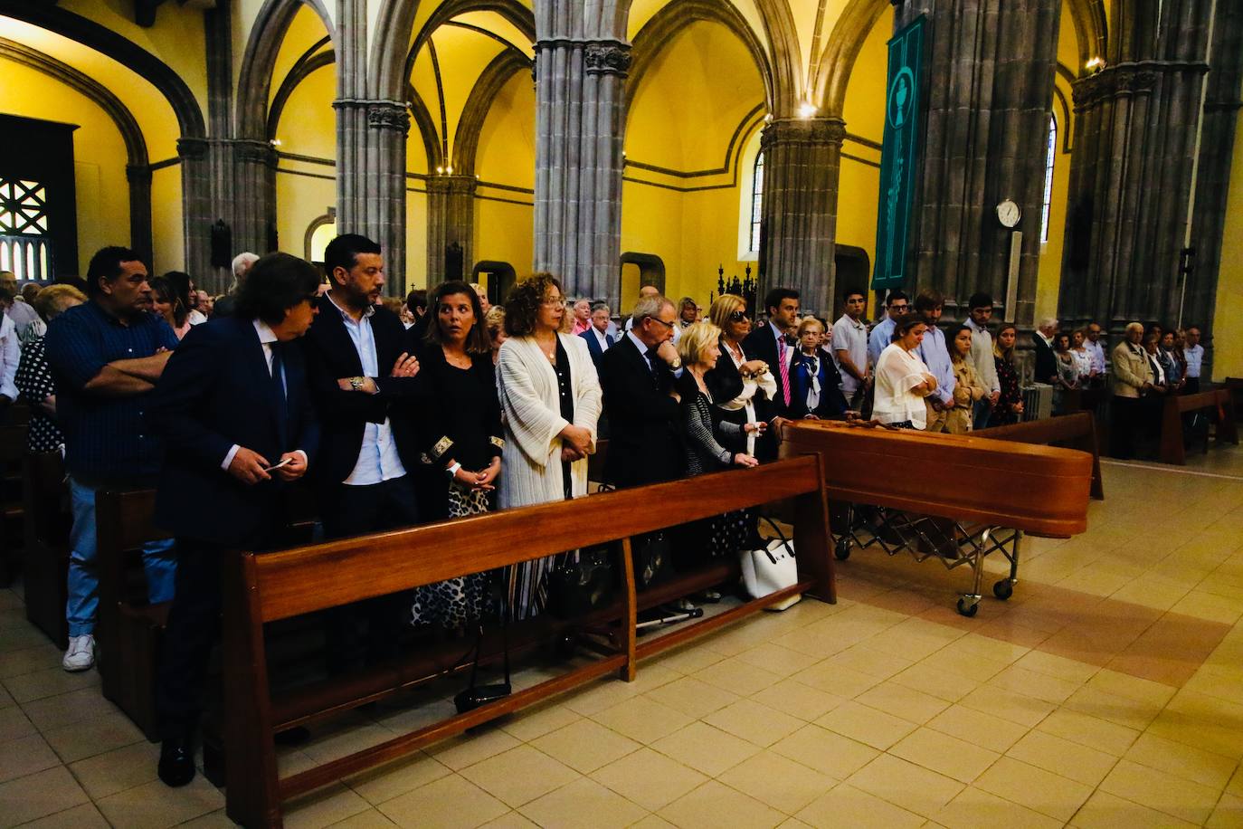 La parroquia de San Lorenzo acogió el funeral por el histórico presidente del Ateneo Jovellanos