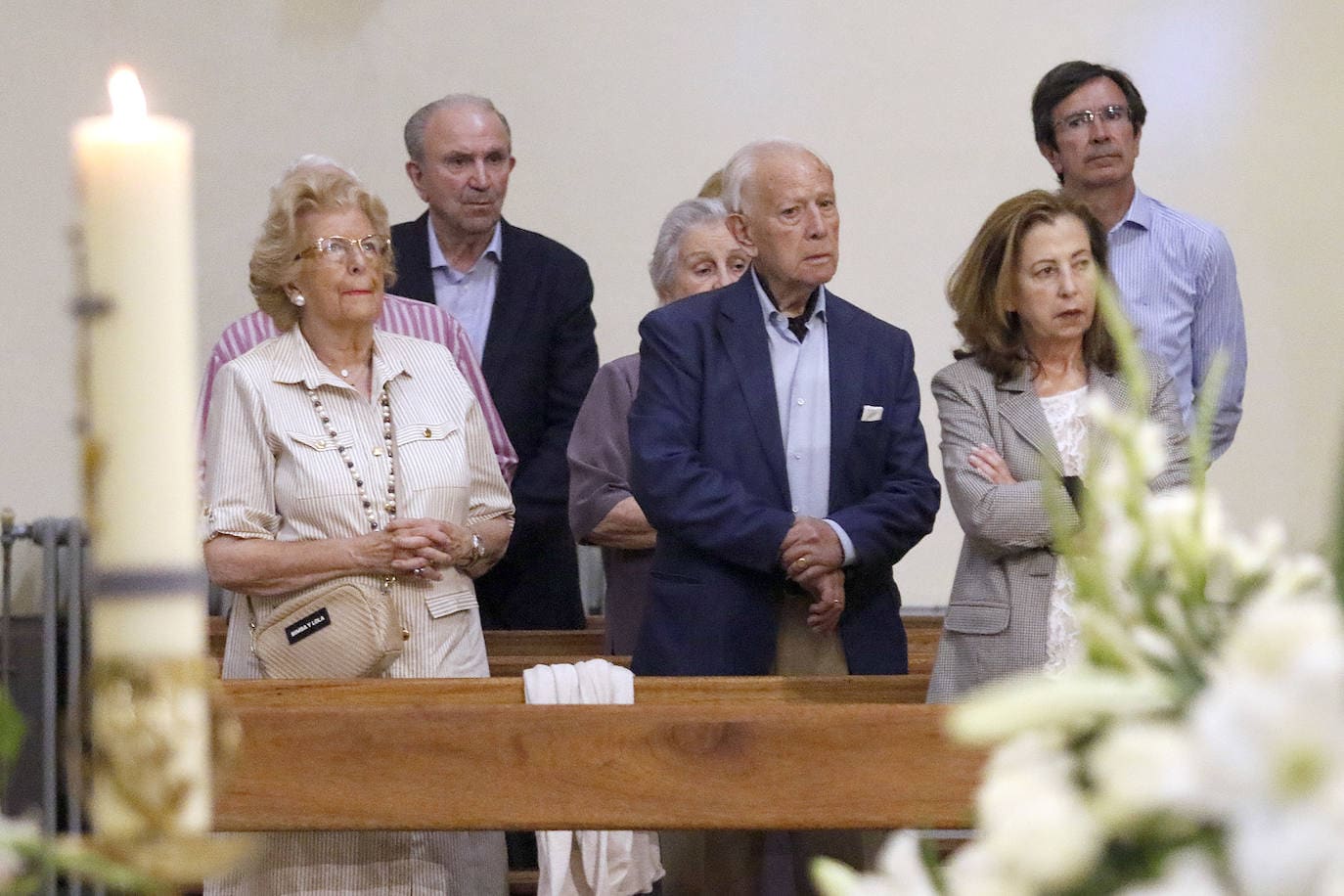 La parroquia de San Lorenzo acogió el funeral por el histórico presidente del Ateneo Jovellanos