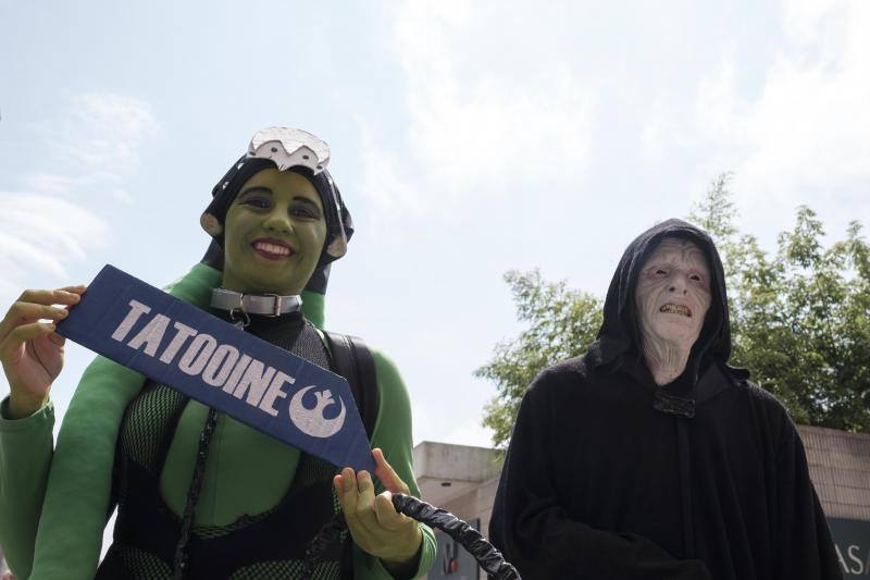 Un día más, el mundo cosplay vuelve a reinar en Metrópoli pero, sin duda, el plato fuerte vino de la mano de los actores de Hollywood que asistieron. En un programa repleto de actividades y encuentros con sus fans, Marc Singer, Donovan en la ochentera serie de 'V', Richard Brake, el Rey de la Noche en 'Juego de Tronos y Jimmy Vee, R2D2 en las últimas películas de la saga de 'Star Wars', atendieron a EL COMERCIO para desglosar la importancia de estos personajes en sus carreras como intérpretes