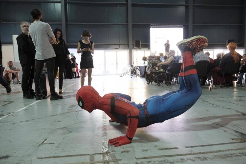 Un día más, el mundo cosplay vuelve a reinar en Metrópoli pero, sin duda, el plato fuerte vino de la mano de los actores de Hollywood que asistieron. En un programa repleto de actividades y encuentros con sus fans, Marc Singer, Donovan en la ochentera serie de 'V', Richard Brake, el Rey de la Noche en 'Juego de Tronos y Jimmy Vee, R2D2 en las últimas películas de la saga de 'Star Wars', atendieron a EL COMERCIO para desglosar la importancia de estos personajes en sus carreras como intérpretes