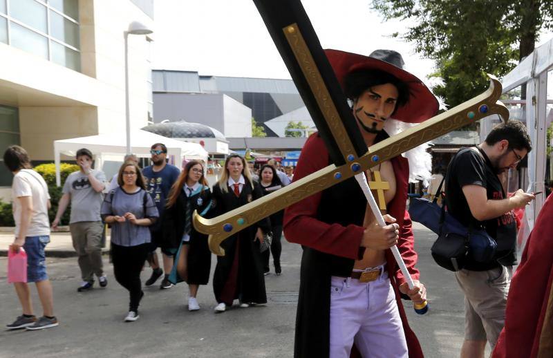 Un día más, el mundo cosplay vuelve a reinar en Metrópoli pero, sin duda, el plato fuerte vino de la mano de los actores de Hollywood que asistieron. En un programa repleto de actividades y encuentros con sus fans, Marc Singer, Donovan en la ochentera serie de 'V', Richard Brake, el Rey de la Noche en 'Juego de Tronos y Jimmy Vee, R2D2 en las últimas películas de la saga de 'Star Wars', atendieron a EL COMERCIO para desglosar la importancia de estos personajes en sus carreras como intérpretes