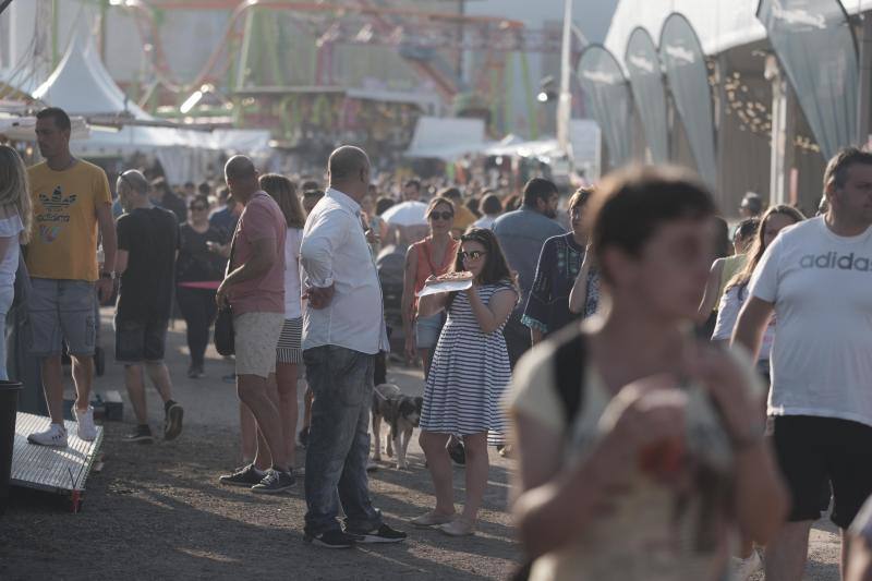 Los asistentes, como cada año, disfrutan de los puestos de comida, atracciones, lectura, exposiciones y un sinfín de iniciativas que hacen que esta sea una visita obligada edición tras edición.