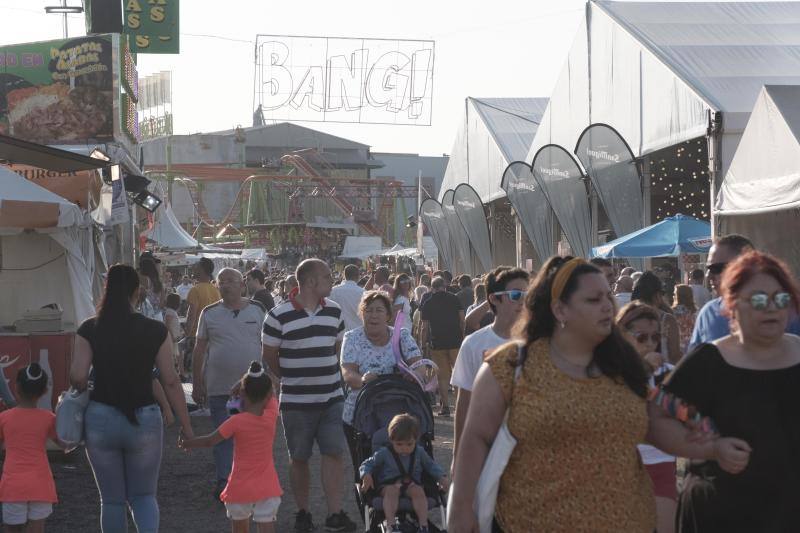 Los asistentes, como cada año, disfrutan de los puestos de comida, atracciones, lectura, exposiciones y un sinfín de iniciativas que hacen que esta sea una visita obligada edición tras edición.