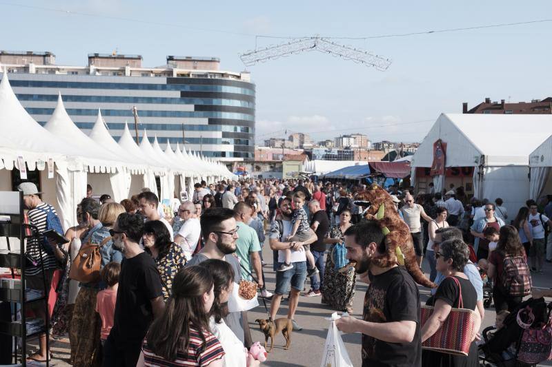 Los asistentes, como cada año, disfrutan de los puestos de comida, atracciones, lectura, exposiciones y un sinfín de iniciativas que hacen que esta sea una visita obligada edición tras edición.