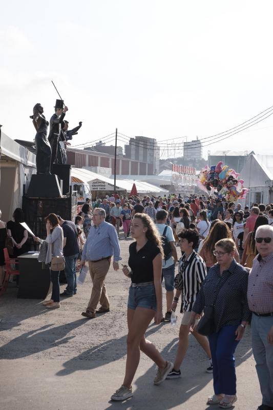 Los asistentes, como cada año, disfrutan de los puestos de comida, atracciones, lectura, exposiciones y un sinfín de iniciativas que hacen que esta sea una visita obligada edición tras edición.
