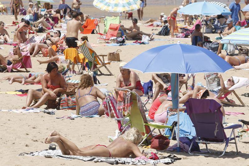 Playas llenas y terrazas a rebosar. Es la consecuencia de las altas temperaturas que se registran en Asturias, donde la elevada humedad aumenta la sensación de bochorno.