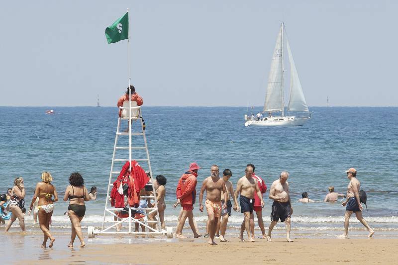 Playas llenas y terrazas a rebosar. Es la consecuencia de las altas temperaturas que se registran en Asturias, donde la elevada humedad aumenta la sensación de bochorno.