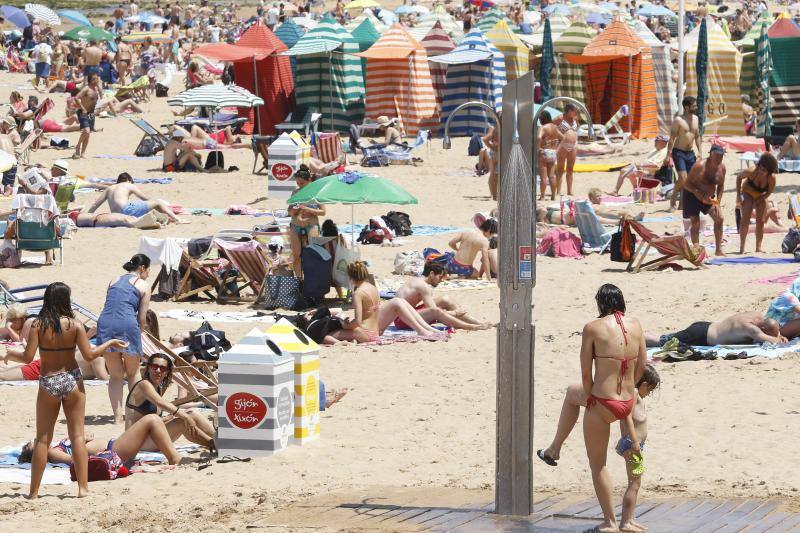 Playas llenas y terrazas a rebosar. Es la consecuencia de las altas temperaturas que se registran en Asturias, donde la elevada humedad aumenta la sensación de bochorno.