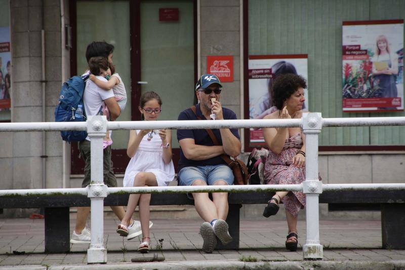 Playas llenas y terrazas a rebosar. Es la consecuencia de las altas temperaturas que se registran en Asturias, donde la elevada humedad aumenta la sensación de bochorno.