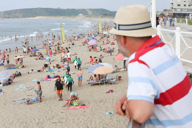 Playas llenas y terrazas a rebosar. Es la consecuencia de las altas temperaturas que se registran en Asturias, donde la elevada humedad aumenta la sensación de bochorno.