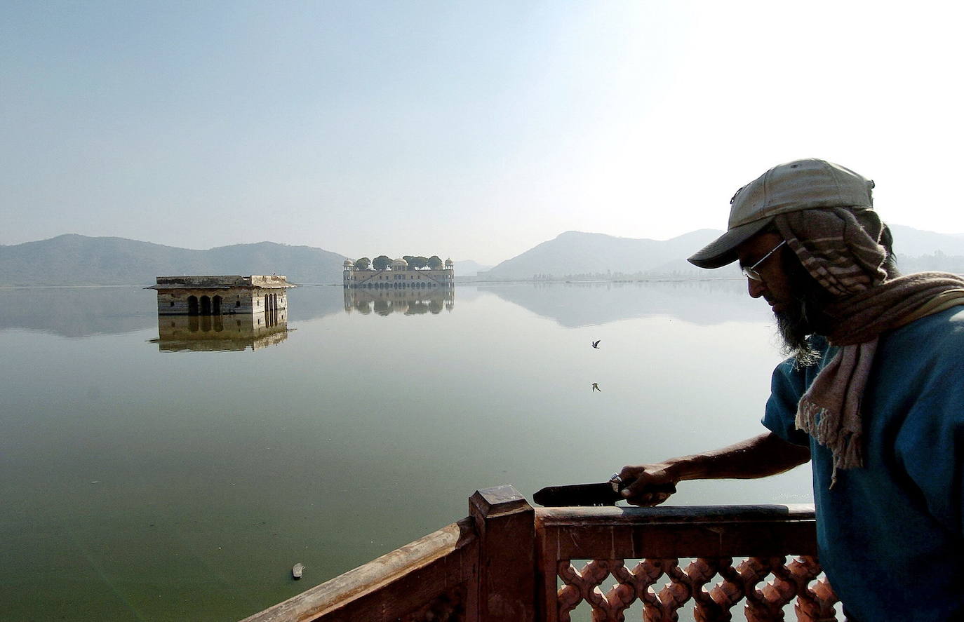 La Unesco ha declarado Patrimonio Mundial la ciudad india de Jaipur. Ubicada en el estado de Rajastán, es conocida por su planificación urbana del siglo XVIII y sus iconos arquitectónicos de Rajput-Mogol que incluyen monumentos como el Palacio de la Ciudad, Hawa Mahal y el sitio de Patrimonio Mundial de Jantar Mantar. Confinada en un área de 2 kilómetros cuadrados dentro de una muralla bien definida y nueve puertas, la ciudad tiene una arquitectura magnífica y es una de las ciudades planificadas más famosas de la India.