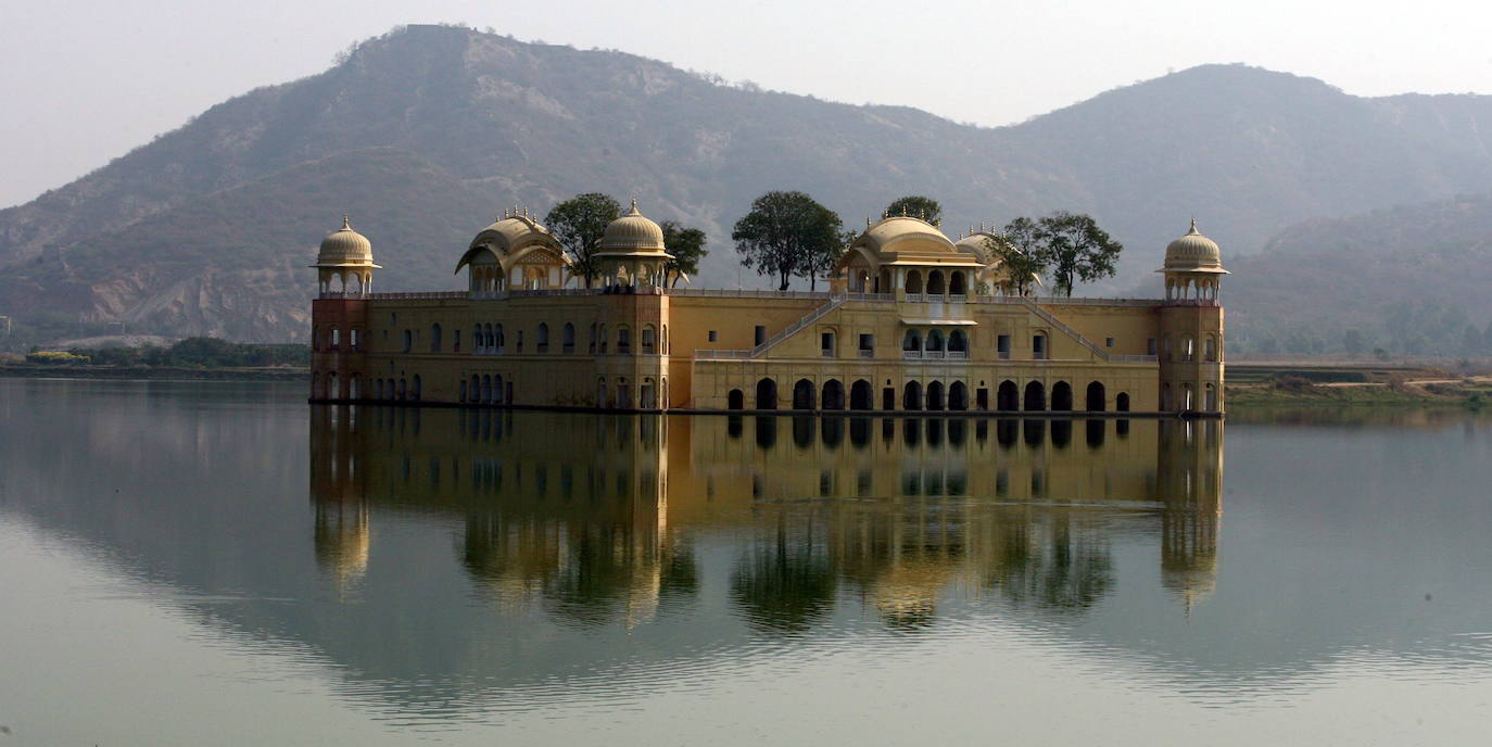 La Unesco ha declarado Patrimonio Mundial la ciudad india de Jaipur. Ubicada en el estado de Rajastán, es conocida por su planificación urbana del siglo XVIII y sus iconos arquitectónicos de Rajput-Mogol que incluyen monumentos como el Palacio de la Ciudad, Hawa Mahal y el sitio de Patrimonio Mundial de Jantar Mantar. Confinada en un área de 2 kilómetros cuadrados dentro de una muralla bien definida y nueve puertas, la ciudad tiene una arquitectura magnífica y es una de las ciudades planificadas más famosas de la India.