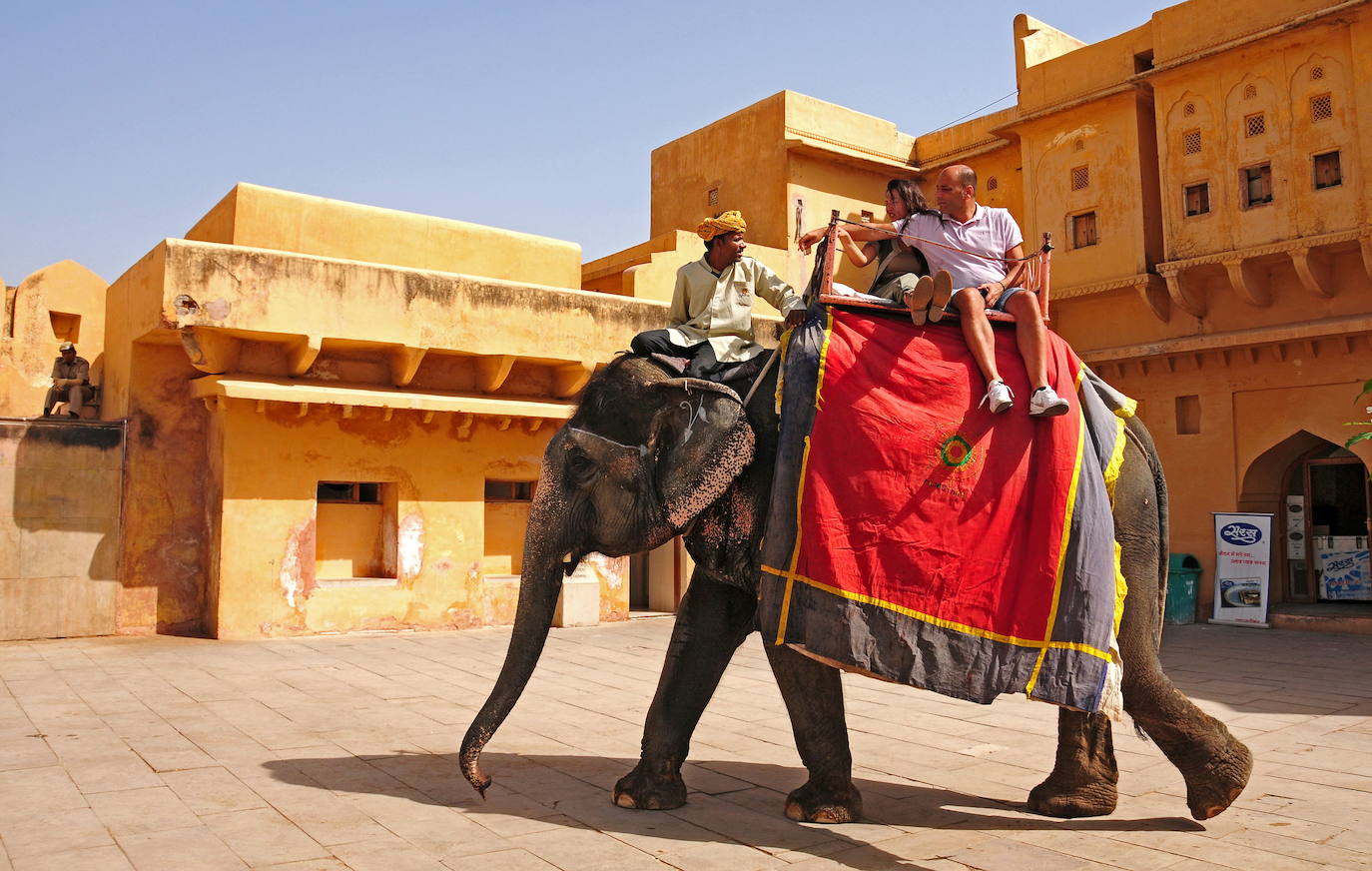 La Unesco ha declarado Patrimonio Mundial la ciudad india de Jaipur. Ubicada en el estado de Rajastán, es conocida por su planificación urbana del siglo XVIII y sus iconos arquitectónicos de Rajput-Mogol que incluyen monumentos como el Palacio de la Ciudad, Hawa Mahal y el sitio de Patrimonio Mundial de Jantar Mantar. Confinada en un área de 2 kilómetros cuadrados dentro de una muralla bien definida y nueve puertas, la ciudad tiene una arquitectura magnífica y es una de las ciudades planificadas más famosas de la India.