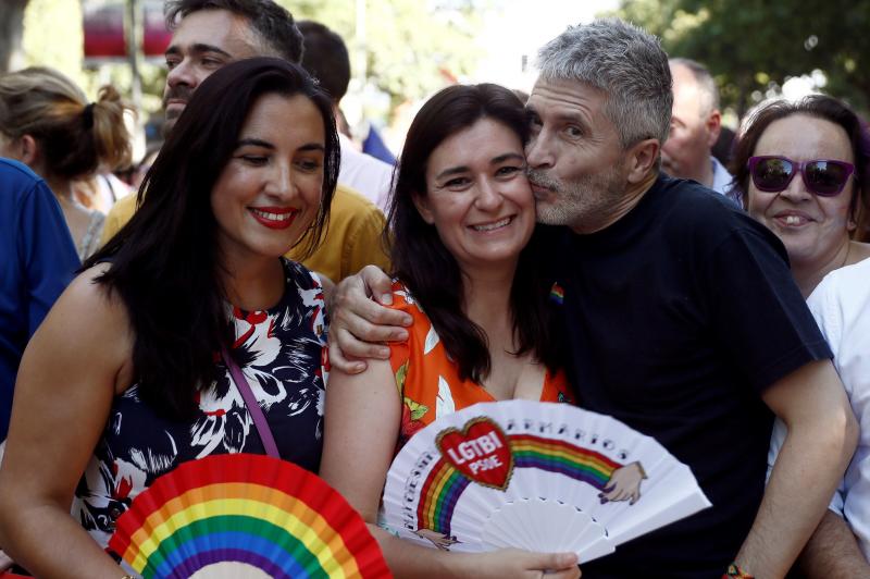 Miles de personas han participado en la manifestación del Orgullo LGTBI en Madrid, una cita reivindicativa y festiva que este año ha rendido homenaje a los pioneros del movimiento.